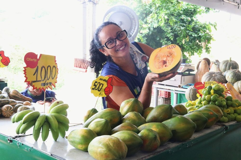 Feiras da ADS em Manaus oferecendo produtos regionais como frutas e legumes