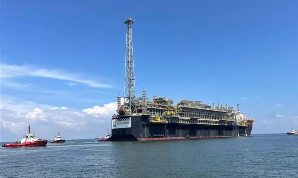 Fachada da Petrobras com logotipo oficial em destaque representando a estatal em meio a regulação de oferta de combustíveis pela anp
