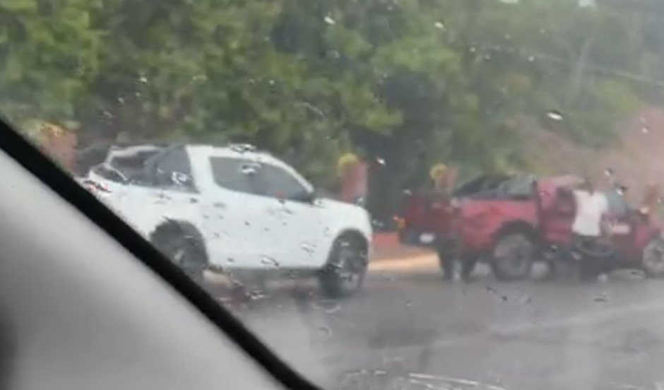 Veículo oficial da Câmara de Silves capotado na rodovia AM-010 após acidente causado por chuva forte