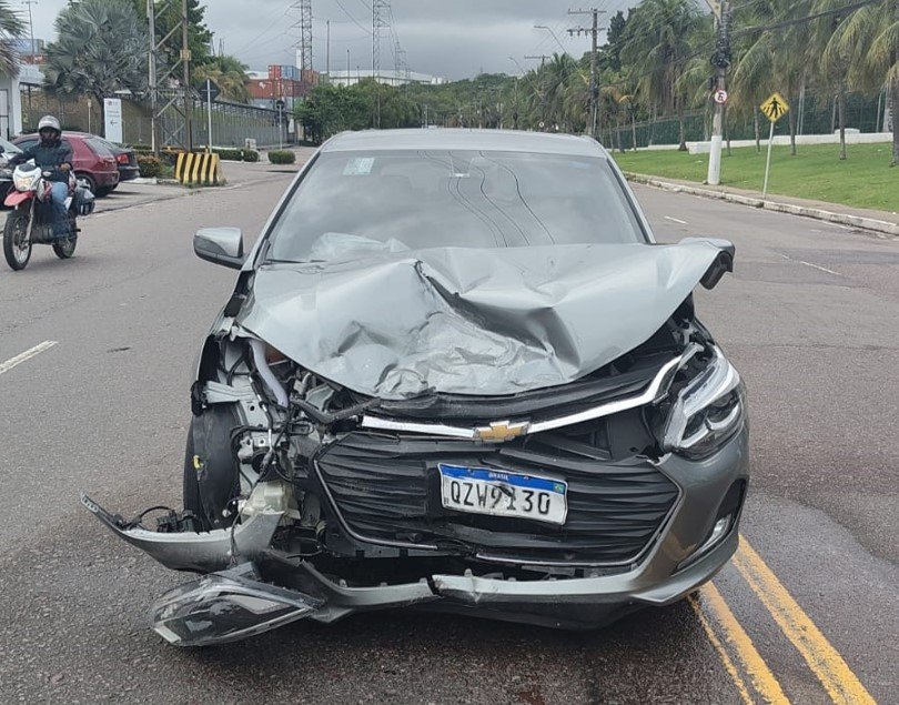 Carro danificado após colisão frontal na avenida Rio Javari no Distrito Industrial de Manaus.