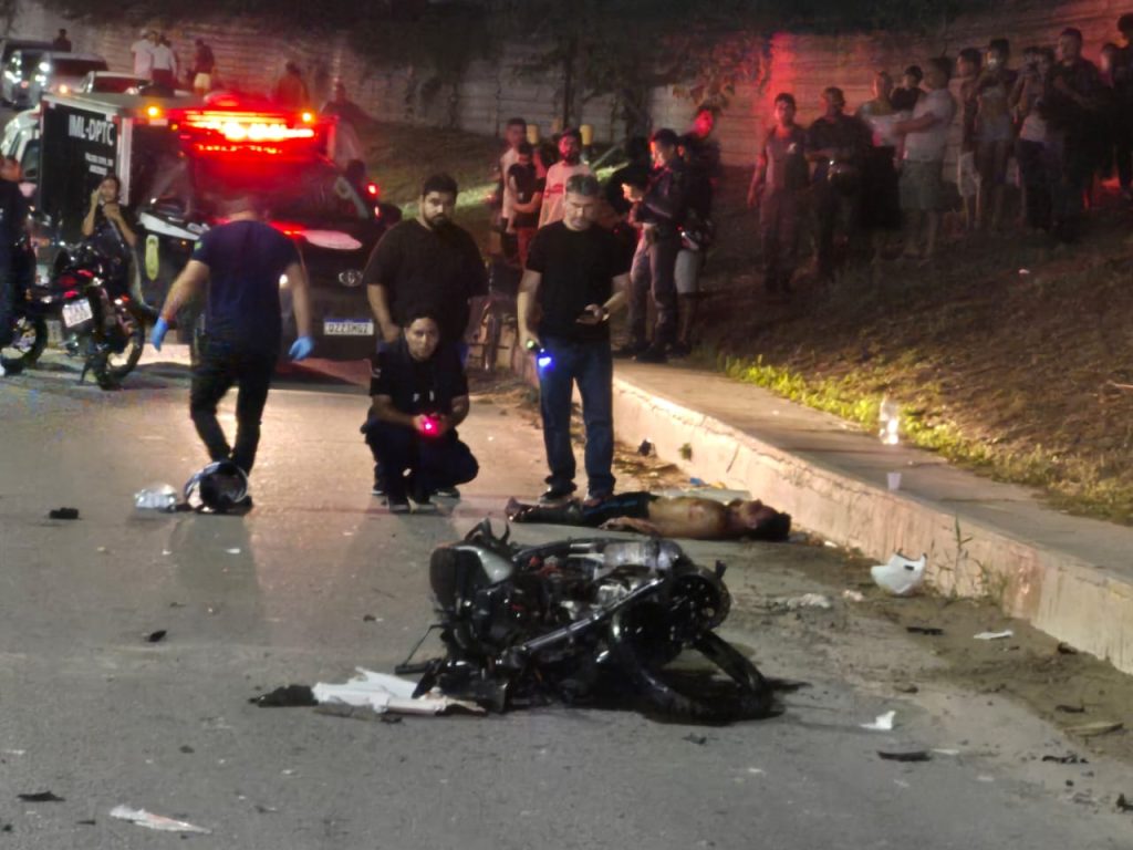 Destroços de motocicleta destruída após colisão com carreta na rodovia AM-010 em Manaus