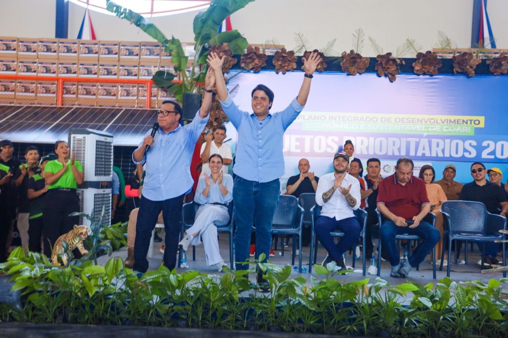 Prefeito Adail Pinheiro ao lado de lideranças políticas durante anúncio da pré-candidatura de Emanoel Pinheiro em Coari