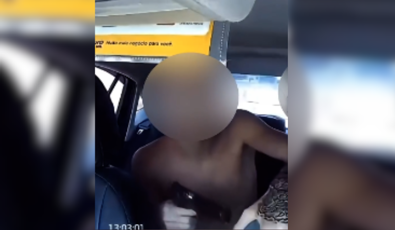 Câmera interna de táxi registra momento de assalto por dois jovens no Rio de Janeiro.