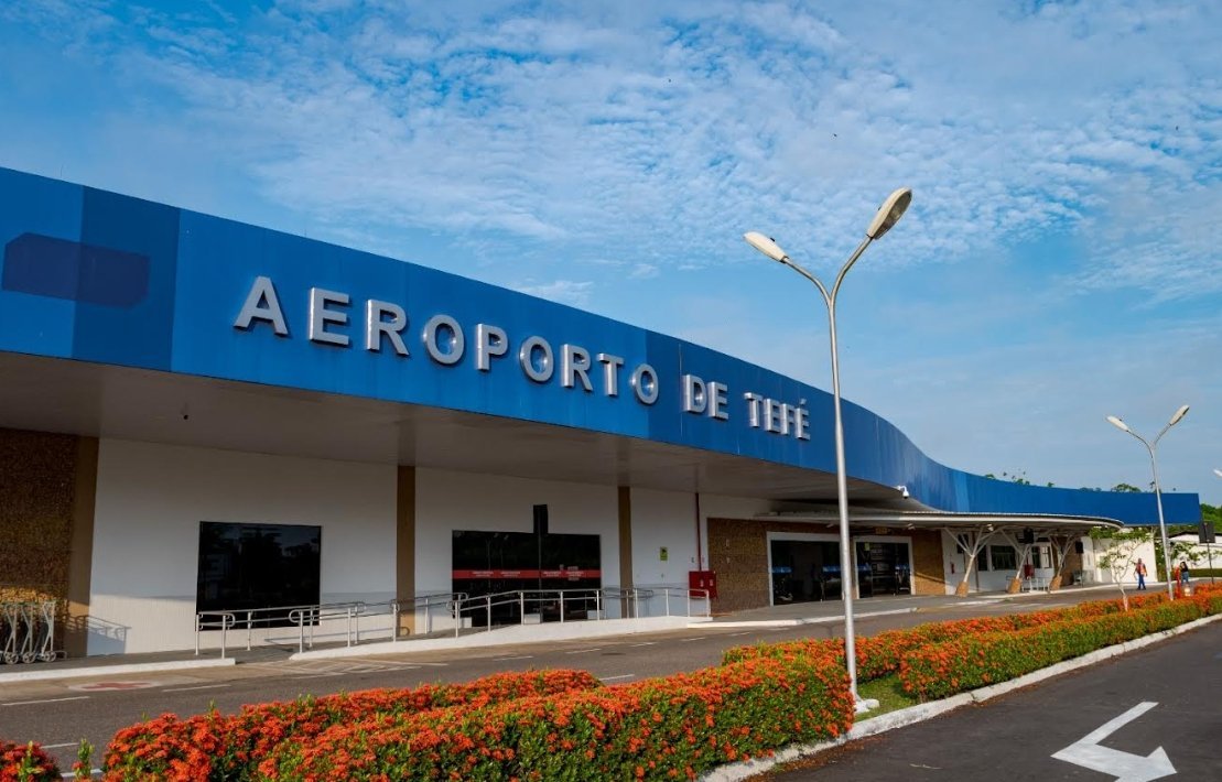 Pista de aeroporto no Amazonas com luminárias de LED solares instaladas para balizamento noturno.