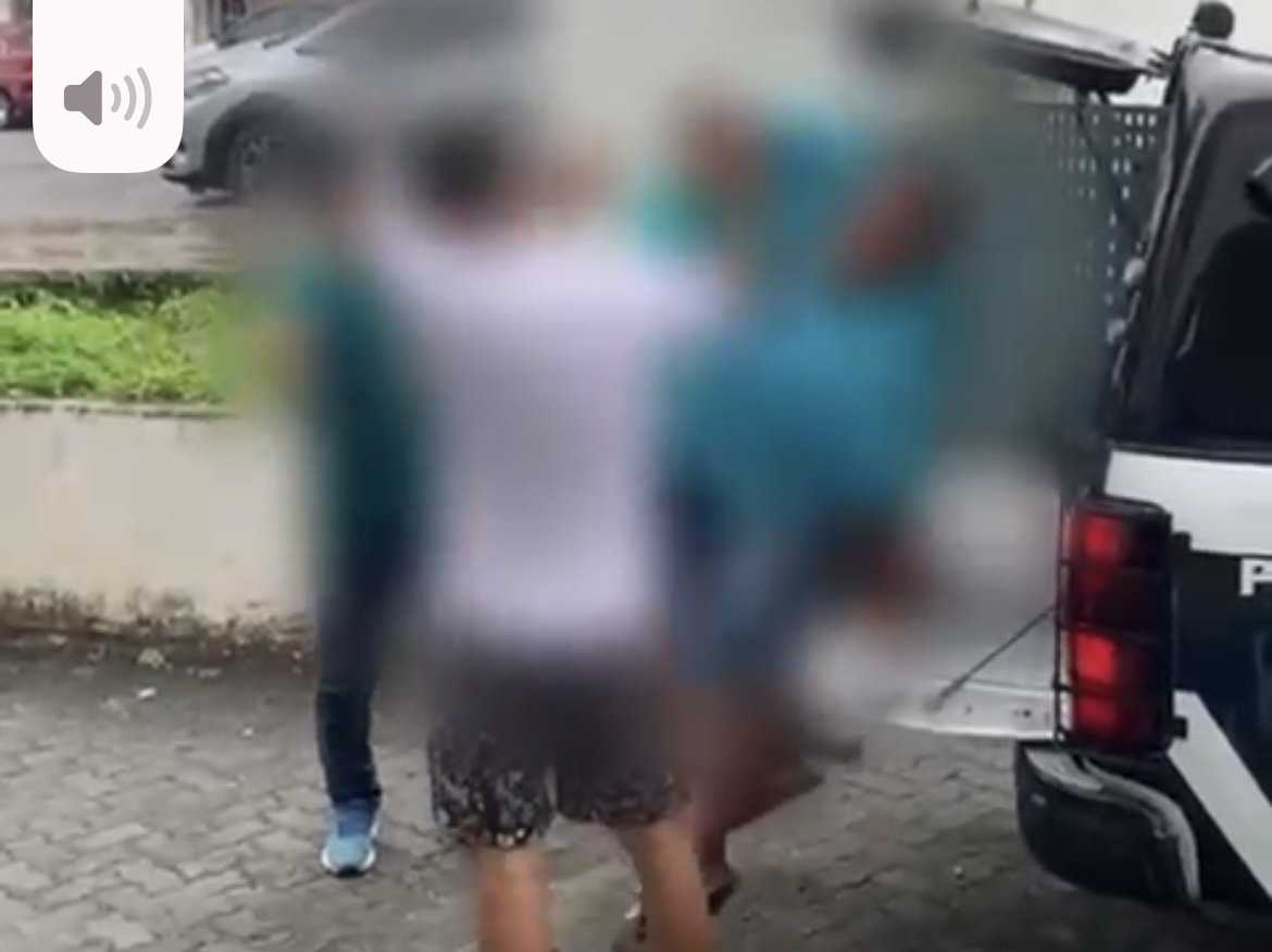 policiais civis em manaus realizando prisão de trio suspeito de agiotagem e extorsão contra idosa