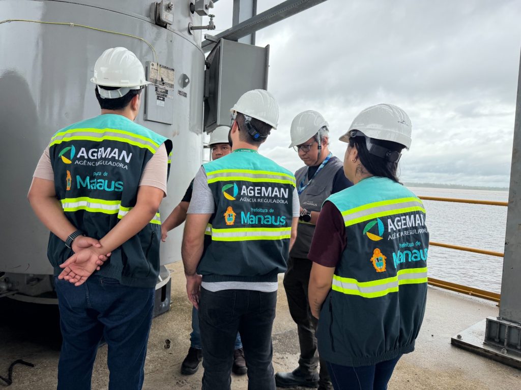 Equipes técnicas da Ageman fiscalizam a Estação de Tratamento de Água da Ponta das Lajes após pane elétrica em Manaus.