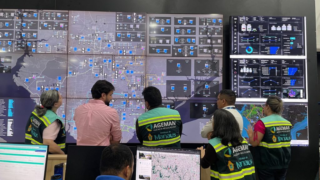 Equipes técnicas da Ageman fiscalizam a Estação de Tratamento de Água da Ponta das Lajes após pane elétrica em Manaus.
