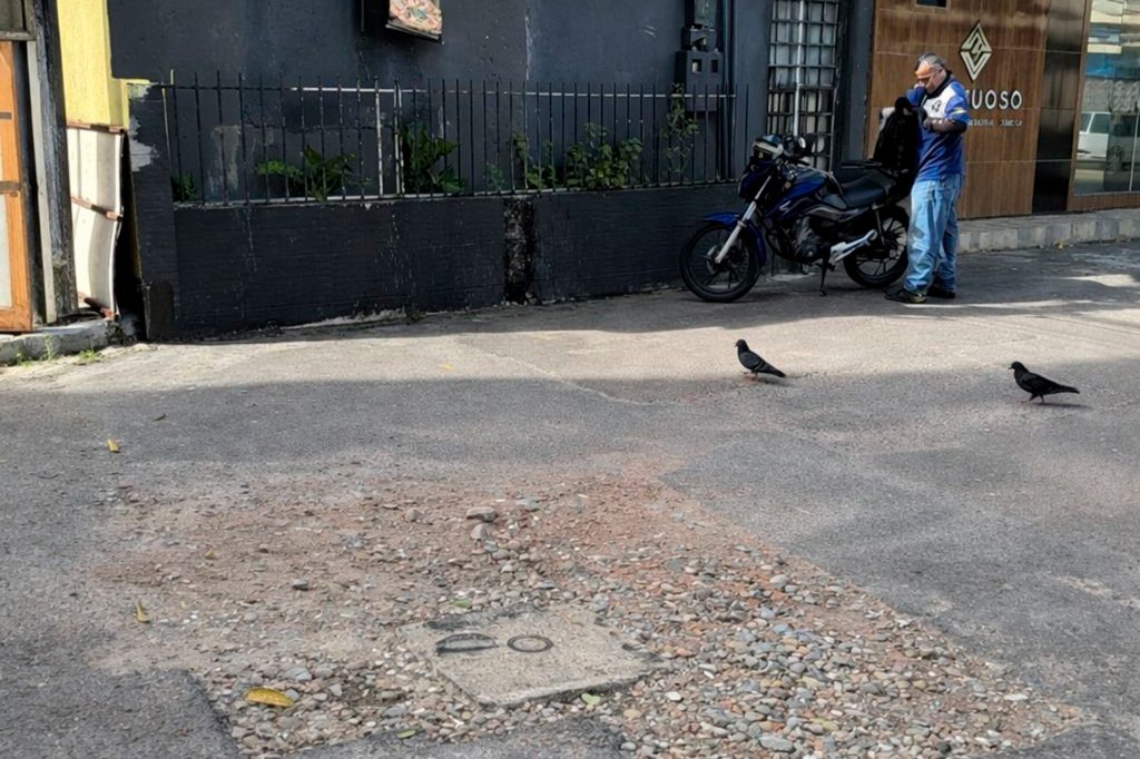 Fiscalização da Ageman em obras de asfalto da Águas de Manaus.