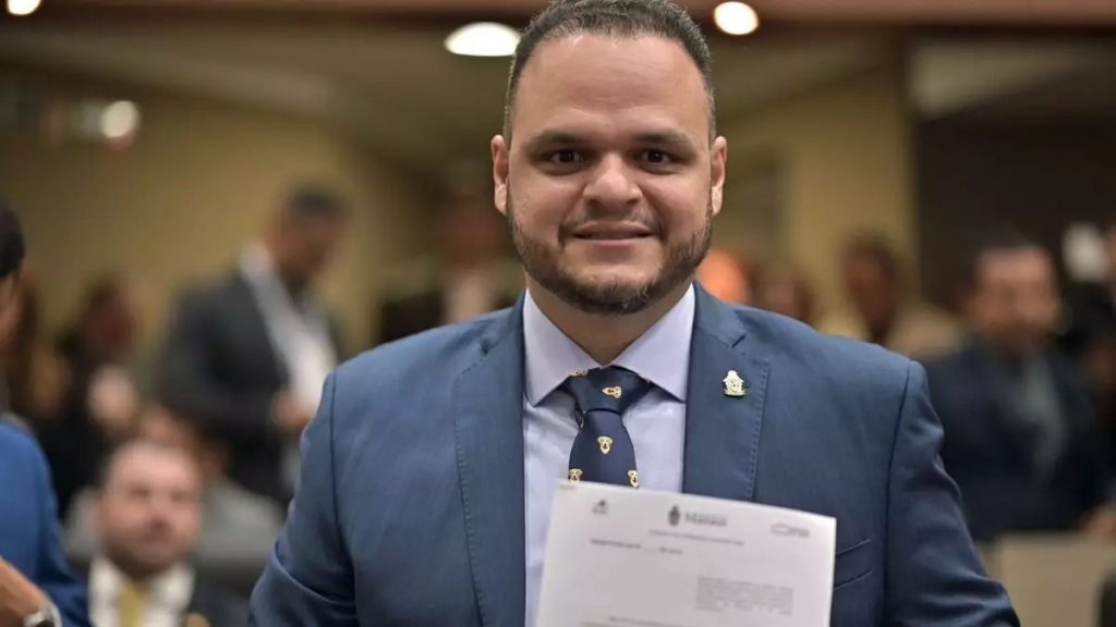 Vereador Aldenor Lima em sessão na Câmara Municipal de Manaus sobre projeto de distribuição de ração para cães e gatos.
