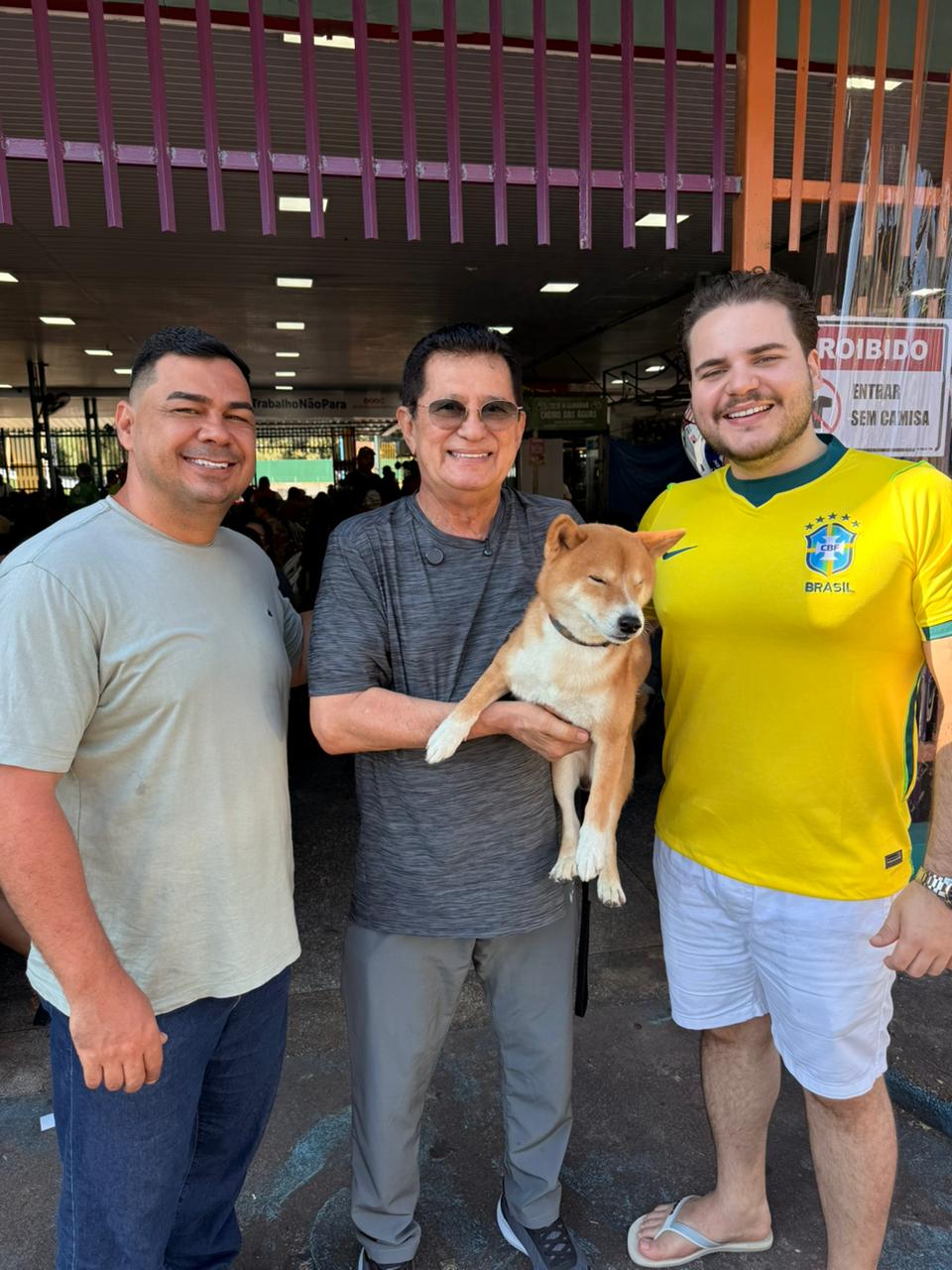 Alfredo Nascimento cumprimenta feirantes e apoiadores durante visita à Feira do Parque 10 em Manaus