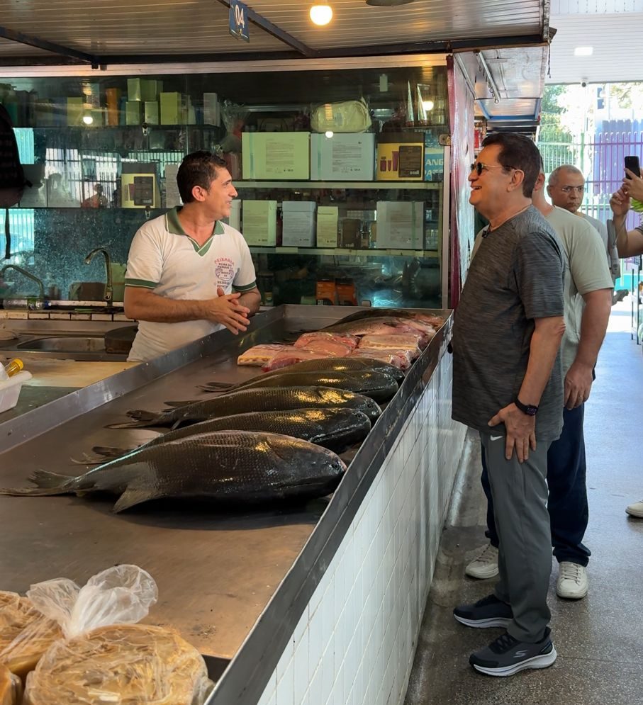 Alfredo Nascimento cumprimenta feirantes e apoiadores durante visita à Feira do Parque 10 em Manaus