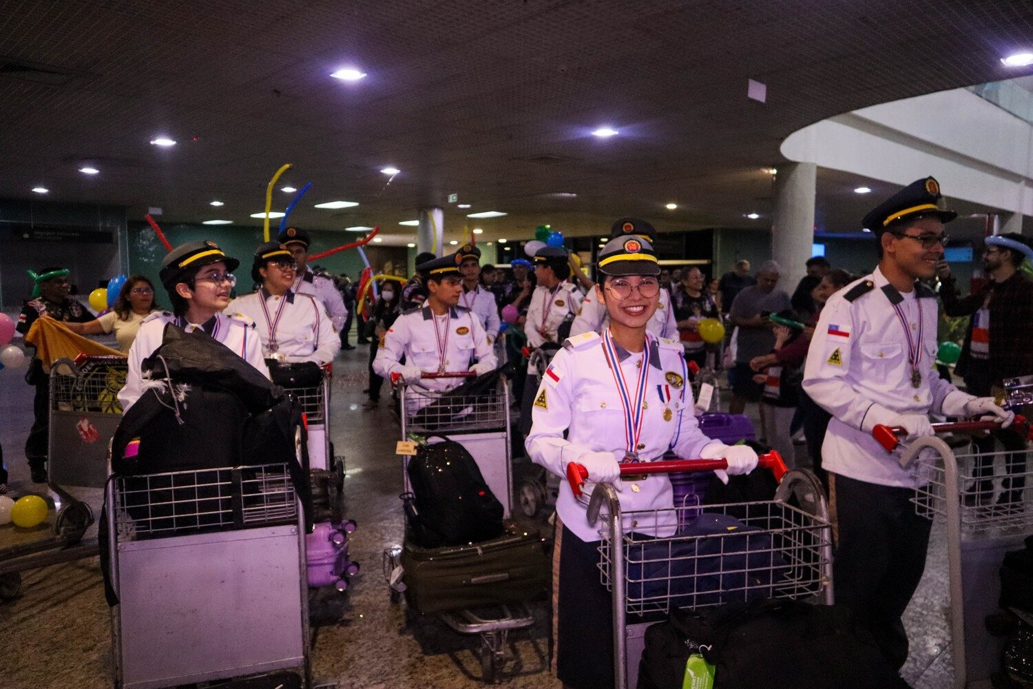 Alunos do Colégio Militar do Amazonas comemorando medalhas de matemática no aeroporto