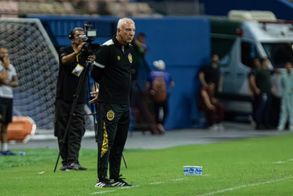 Tecnico Marcio Fernandes em campo durante jogo do Amazonas FC