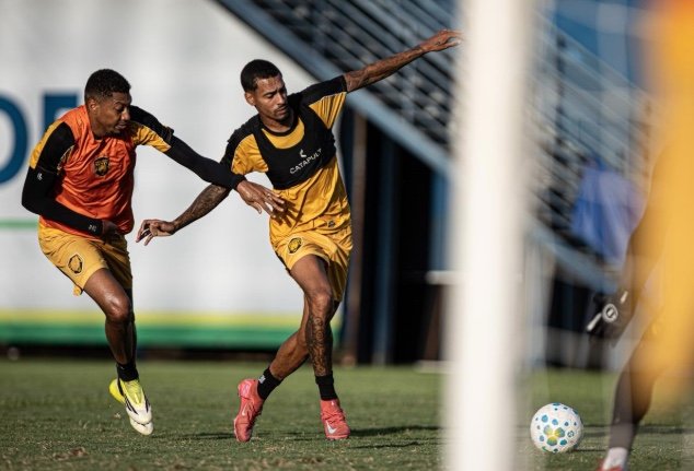 Jogadores do Amazonas FC reunidos na Arena da Amazônia para partida contra o Figueirense pela Copa do Brasil
