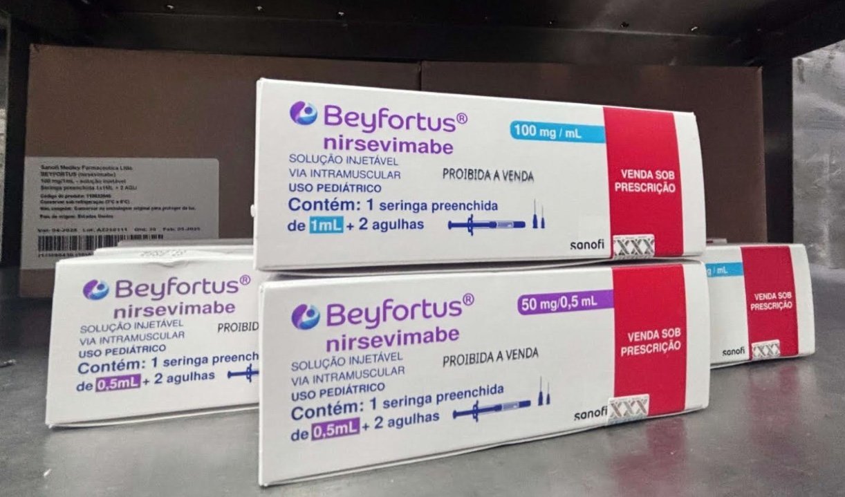 Profissional de saúde segurando imunobiológico nirsevimabe para prevenção do vírus sincicial respiratório no estado do amazonas.