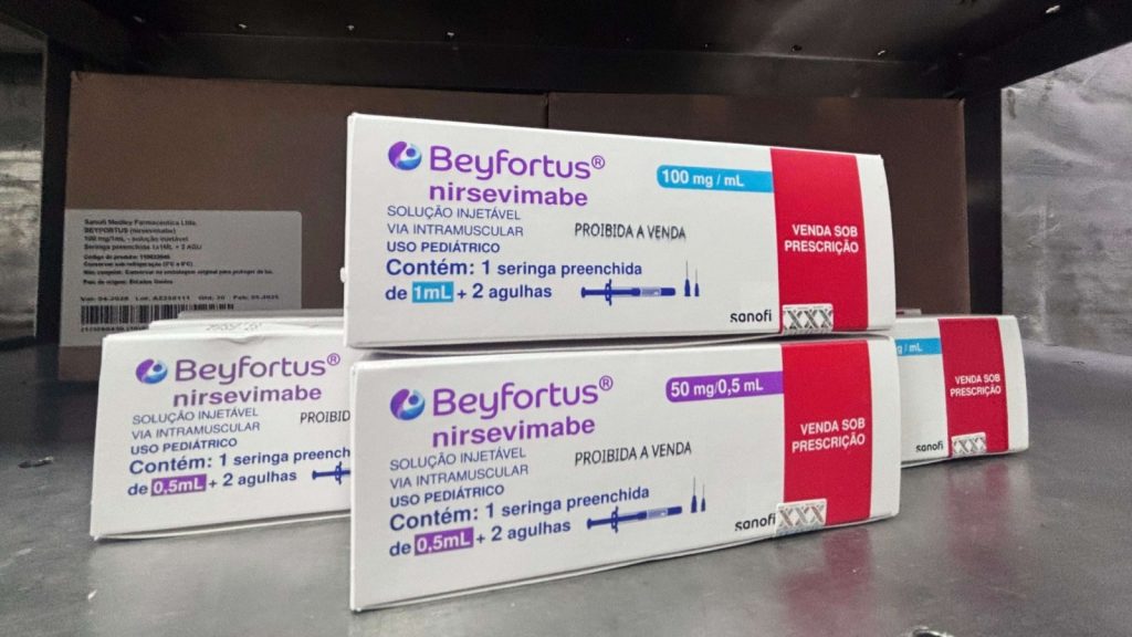 Profissional de saúde aplicando o imunobiológico nirsevimabe em bebê para prevenção do vírus sincicial respiratório.