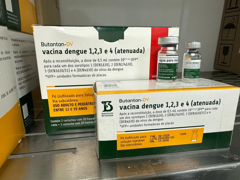 Profissionais de saúde recebendo orientações sobre a vacinação contra a dengue no Amazonas.