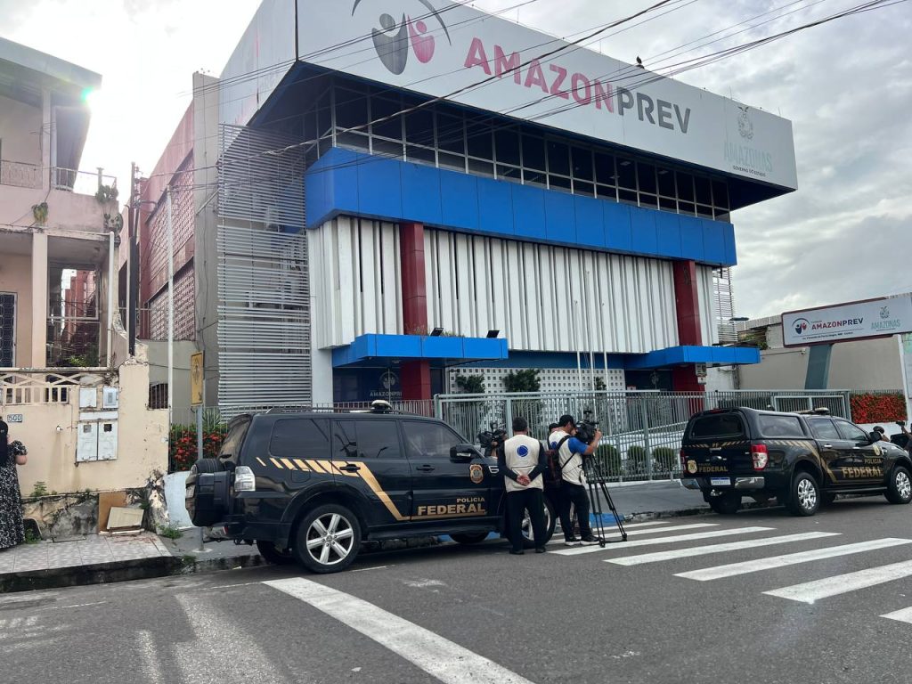 viatura da policia federal em operacao de busca e apreensao relacionada a fundacao amazonprev