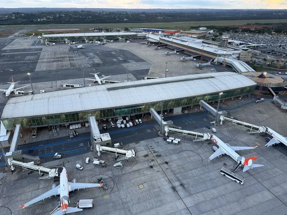 Aeronave da Latam estacionada no Aeroporto de Brasília após verificação de segurança da Polícia Federal por ameaça de bomba.