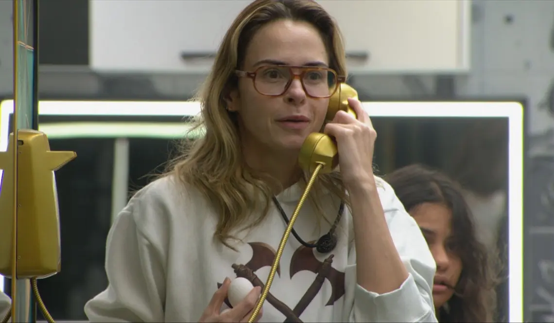 Ana Paula Renault comemorando após ganhar prêmio de 20 mil reais no Big Fone do BBB 26