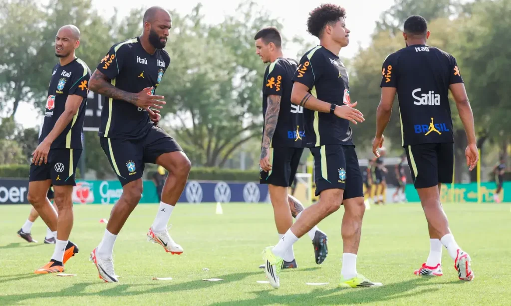 Tecnico Carlo Ancelotti observa treino da seleção brasileira de futebol com jogadores em campo