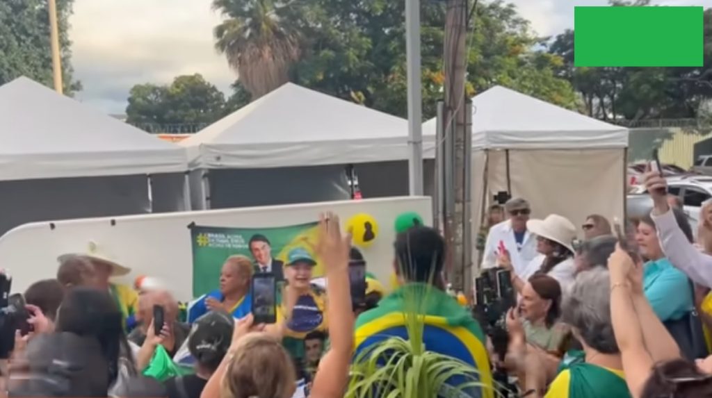 Apoiadores de Jair Bolsonaro reunidos em frente ao Hospital DF Star em Brasília comemorando aniversário