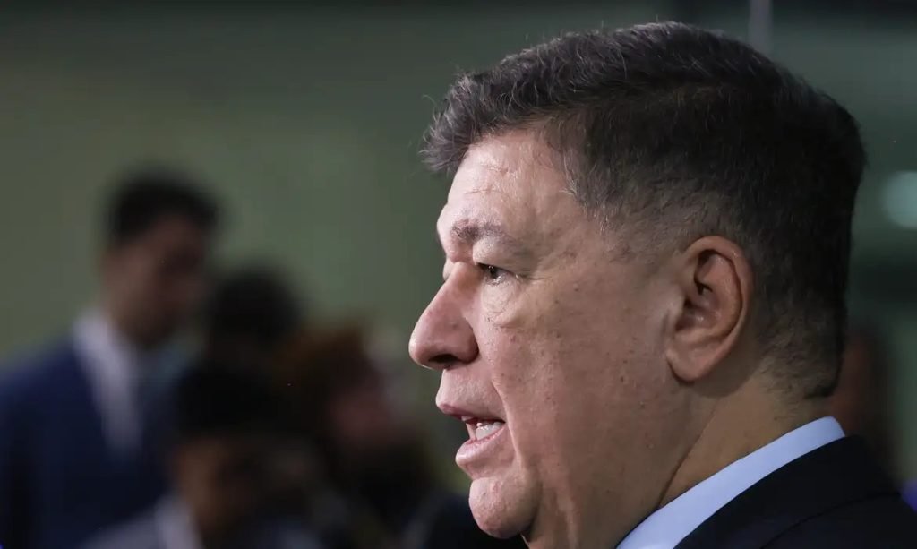 Senador Carlos Viana durante sessão da CPMI do INSS no Congresso Nacional em Brasília