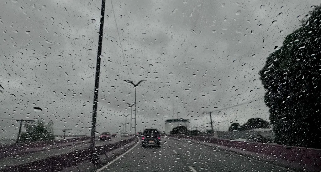 Vista de Manaus sob chuva com céu nublado durante a manhã após período de calor intenso