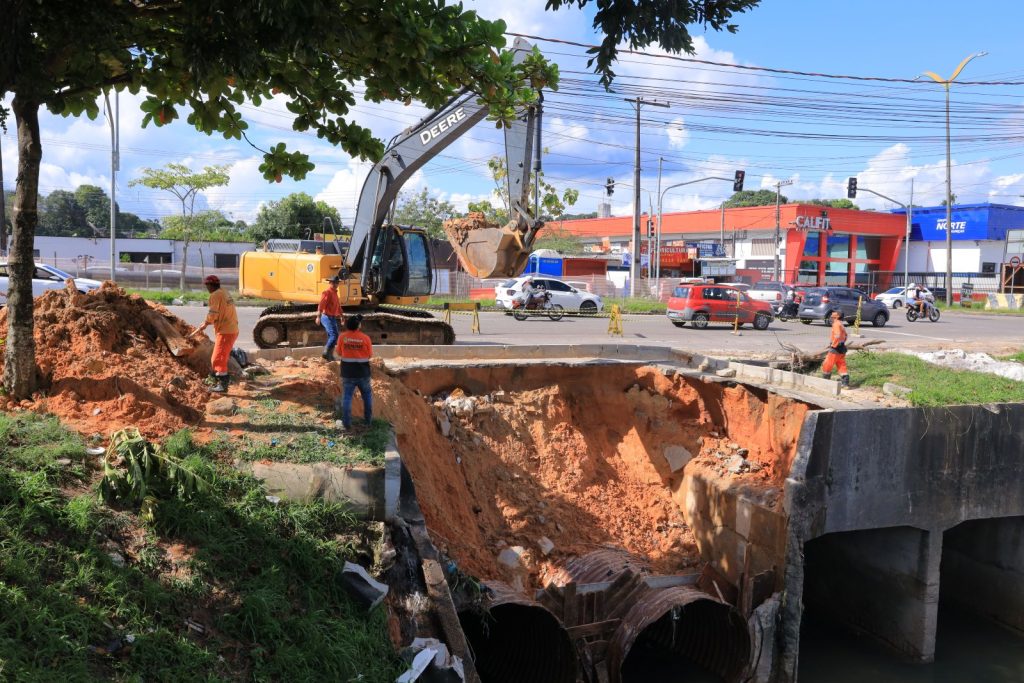 Equipes da prefeitura de manaus realizam obras de recuperação e drenagem no igarapé do passarinho após danos causados por chuvas.