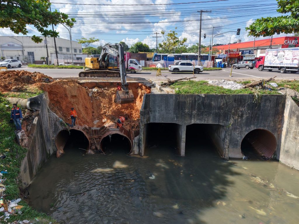 Equipes da prefeitura de manaus realizam obras de recuperação e drenagem no igarapé do passarinho após danos causados por chuvas.