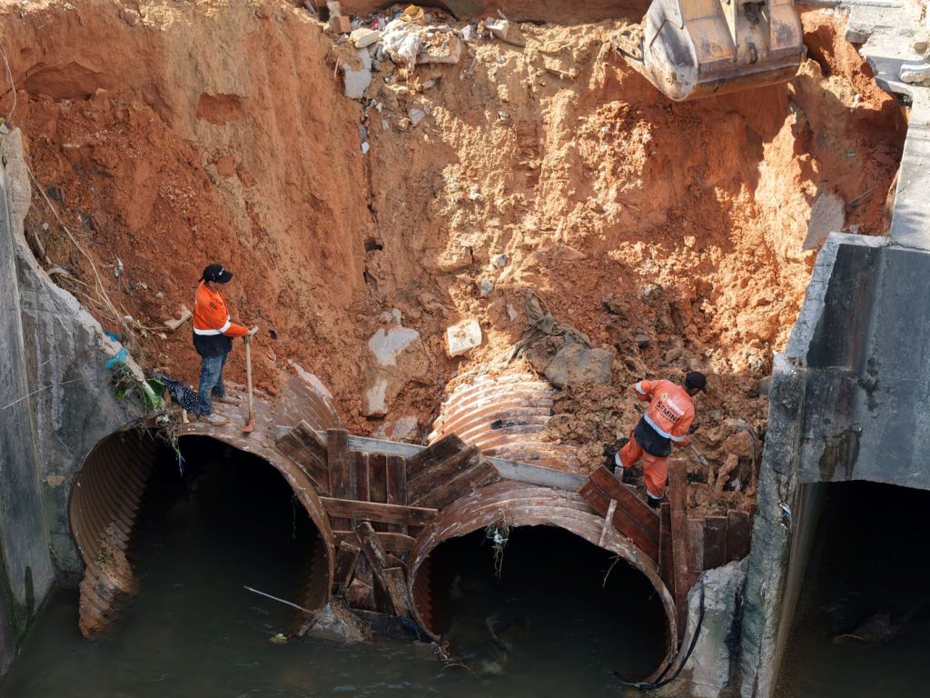 Equipes da prefeitura de manaus realizam obras de recuperação e drenagem no igarapé do passarinho após danos causados por chuvas.