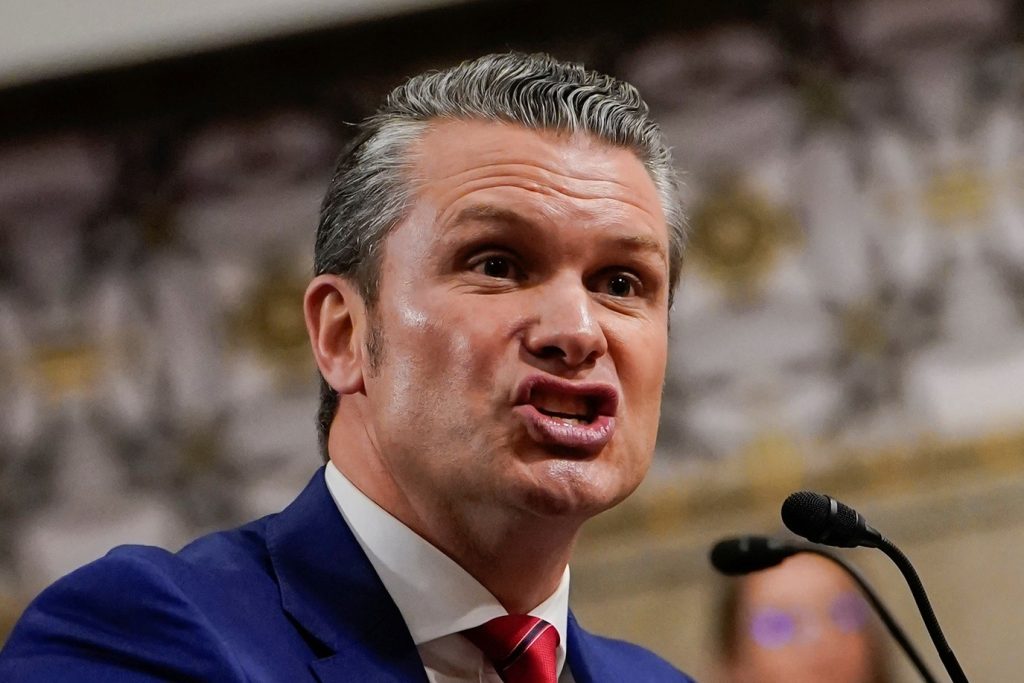 Secretário de Defesa Pete Hegseth em pronunciamento no Pentágono sobre a operação militar contra o Irã conduzida por Estados Unidos e Israel.