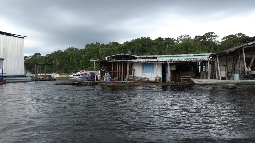 Vista de diversos flutuantes na bacia do rio Tarumã-Açu em Manaus após suspensão judicial do desmonte pela justiça do amazonas.