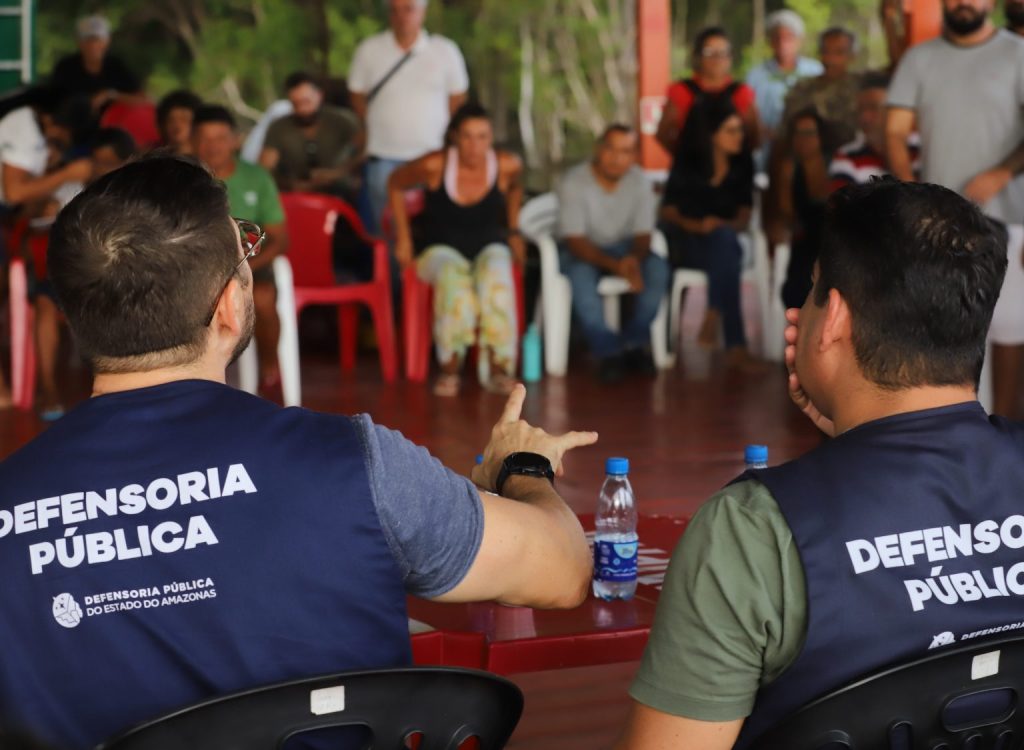 Vista de diversos flutuantes na bacia do rio Tarumã-Açu em Manaus após suspensão judicial do desmonte pela justiça do amazonas.