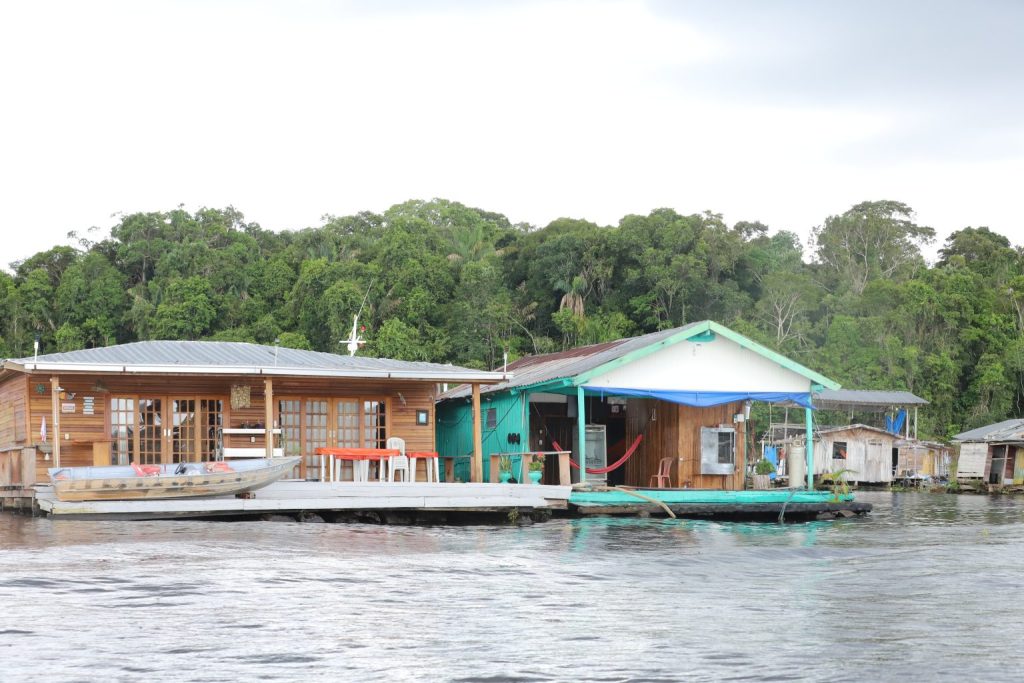 Vista de diversos flutuantes na bacia do rio Tarumã-Açu em Manaus após suspensão judicial do desmonte pela justiça do amazonas.