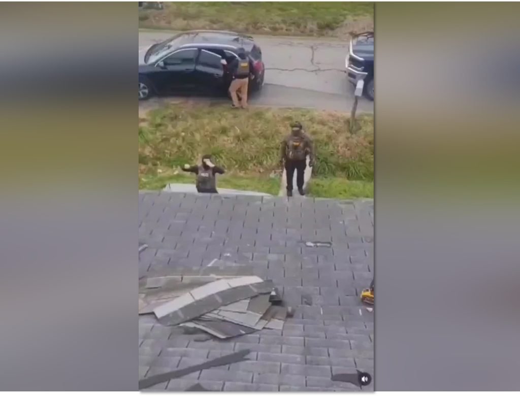 Trabalhadores latinos realizando reforma em residência nos Estados Unidos antes de serem denunciados.
