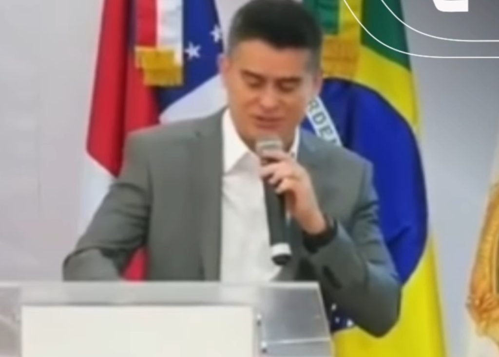 Prefeito David Almeida discursando durante evento da Guarda Municipal de Manaus