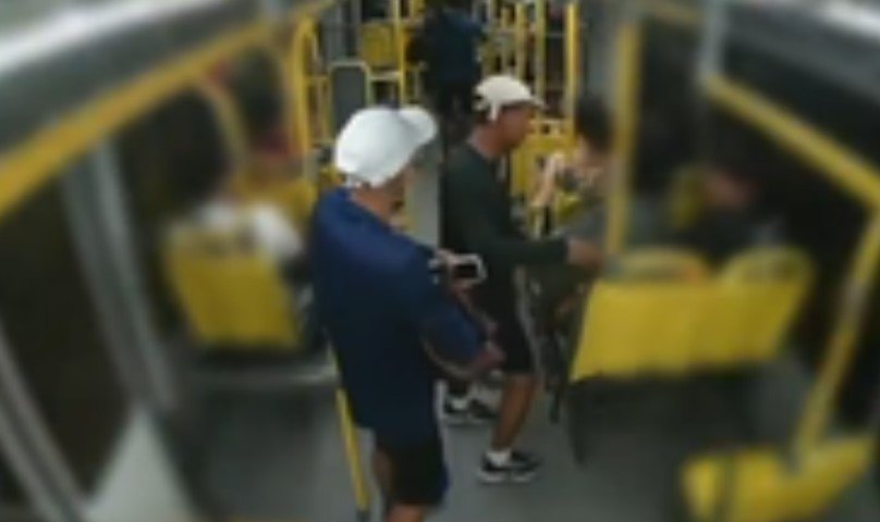 Imagens de segurança registram momento de assalto violento dentro de ônibus da linha 350 em Manaus.