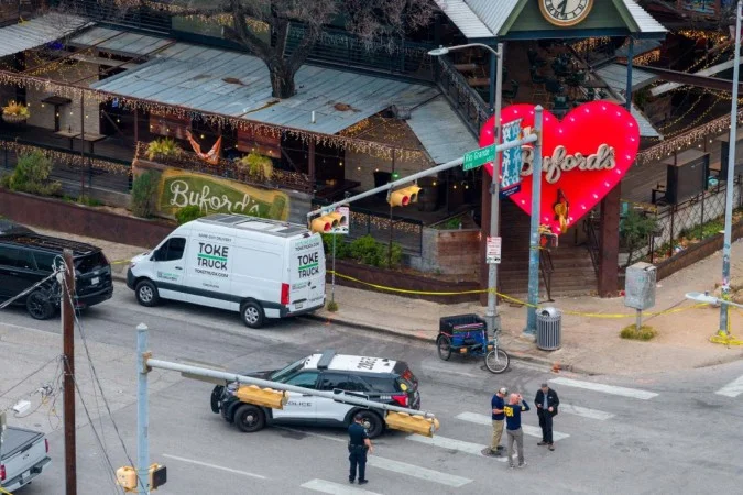 Policiamento em área de isolamento após tiroteio em Austin no estado do Texas