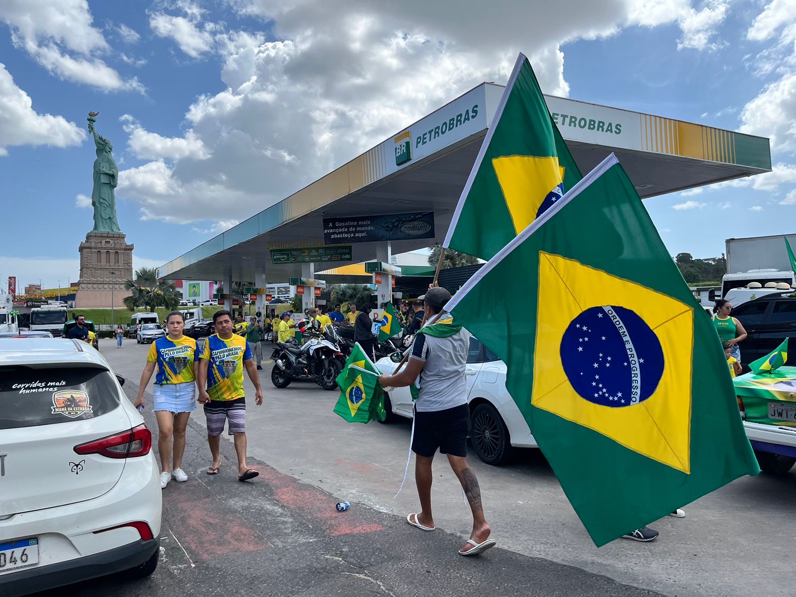 Apoiadores e parlamentares reunidos no ato Acorda Brasil em Manaus.