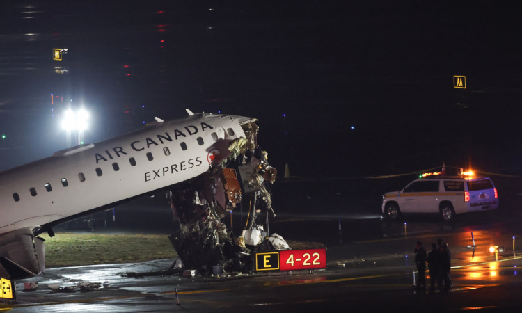 Avião da Air Canada colidido com caminhão de bombeiros na pista do aeroporto de nova york
