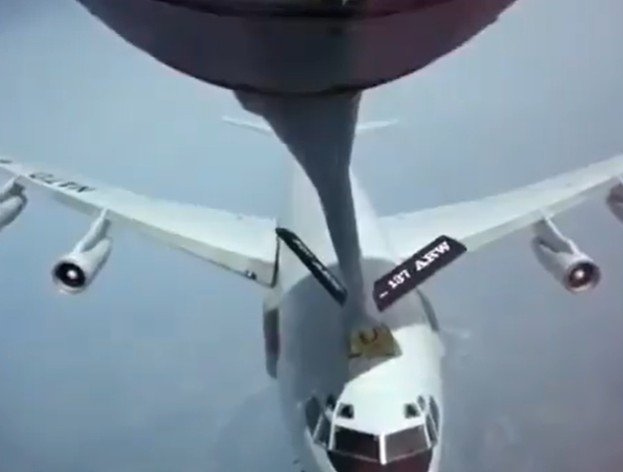 Avião militar KC-135 Stratotanker dos Estados Unidos em voo de reabastecimento.