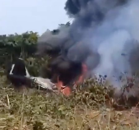 Equipes de resgate trabalham em local de queda de avião militar na Colômbia com sobreviventes sendo atendidos