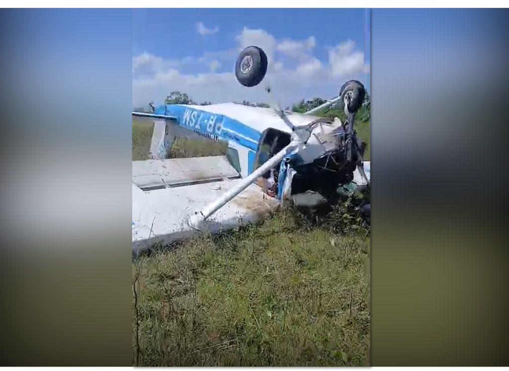 Equipes de resgate e bombeiros no local da queda do avião monomotor no Aeroclube de Manaus.