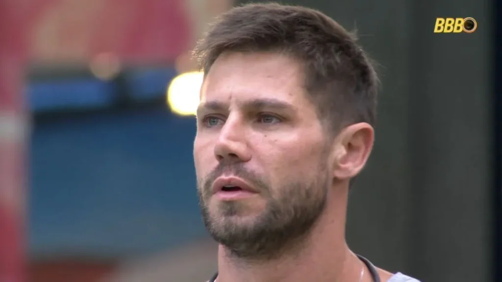 Jonas do BBB 26 com expressão séria após receber punição gravíssima no reality show
