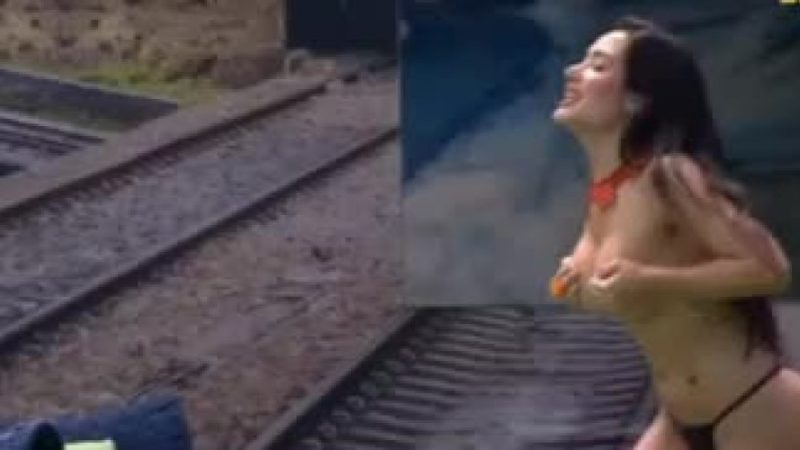 Jordana do BBB 26 pula na piscina para cumprir promessa após eliminação de Breno no paredão falso.