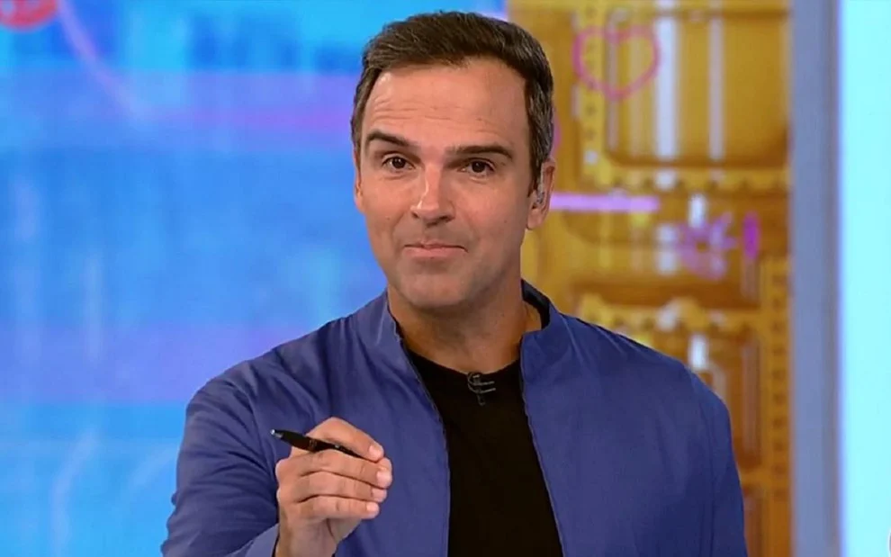 Apresentador Tadeu Schmidt anunciando as novas regras e dinâmica da semana no bbb 26
