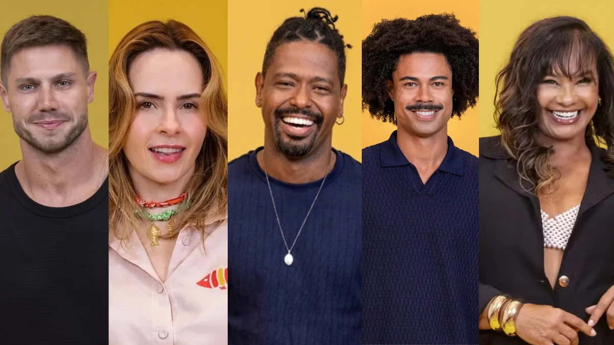 Participantes do reality show Big Brother Brasil reunidos na sala durante a formacao do paredao