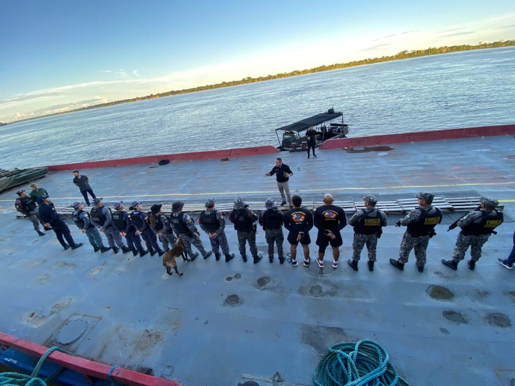 Equipes de segurança da SSP AM realizam fiscalização em embarcação nas bases fluviais arpão no Amazonas.