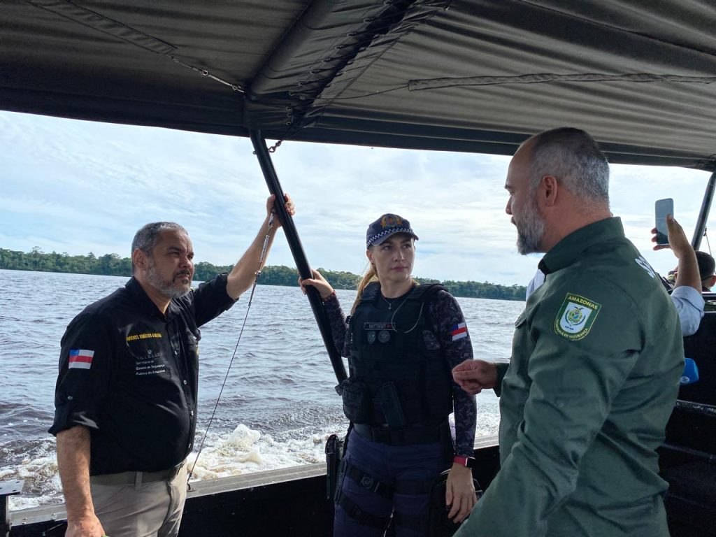 Equipes de segurança da SSP AM realizam fiscalização em embarcação nas bases fluviais arpão no Amazonas.